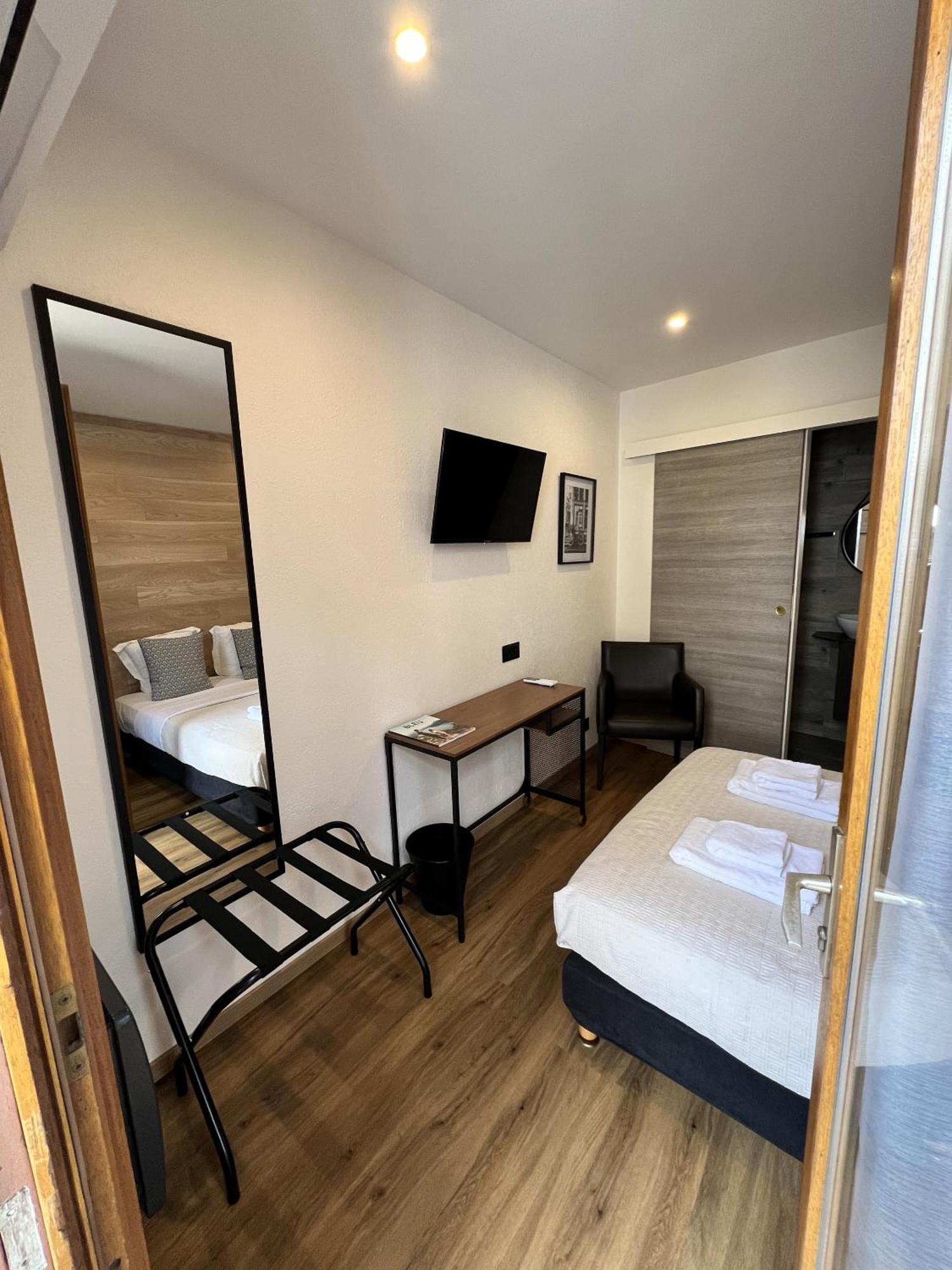 Au Bec Fin Hotel Aix-les-Bains Bilik gambar